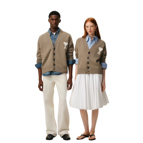 Cardigan col V AMI Paris maille laine coton taupe gros cœur blanc