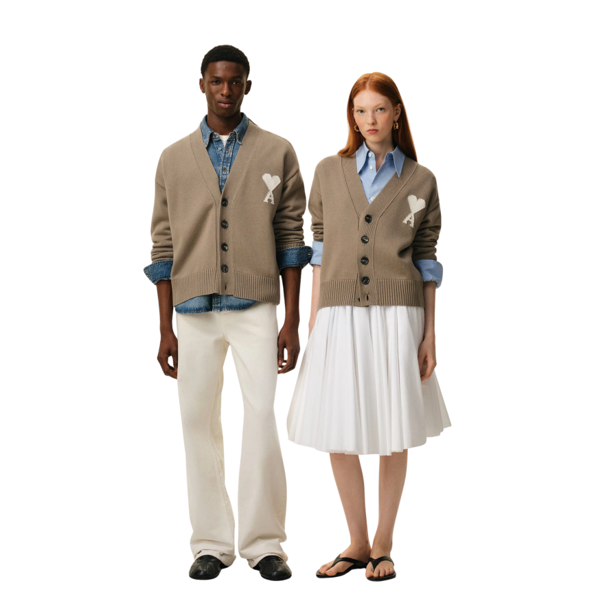 Cardigan col V AMI Paris maille laine coton taupe gros cœur blanc