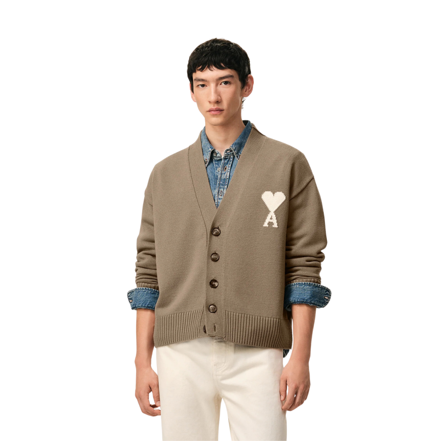 Cardigan col V AMI Paris maille laine coton taupe gros cœur blanc