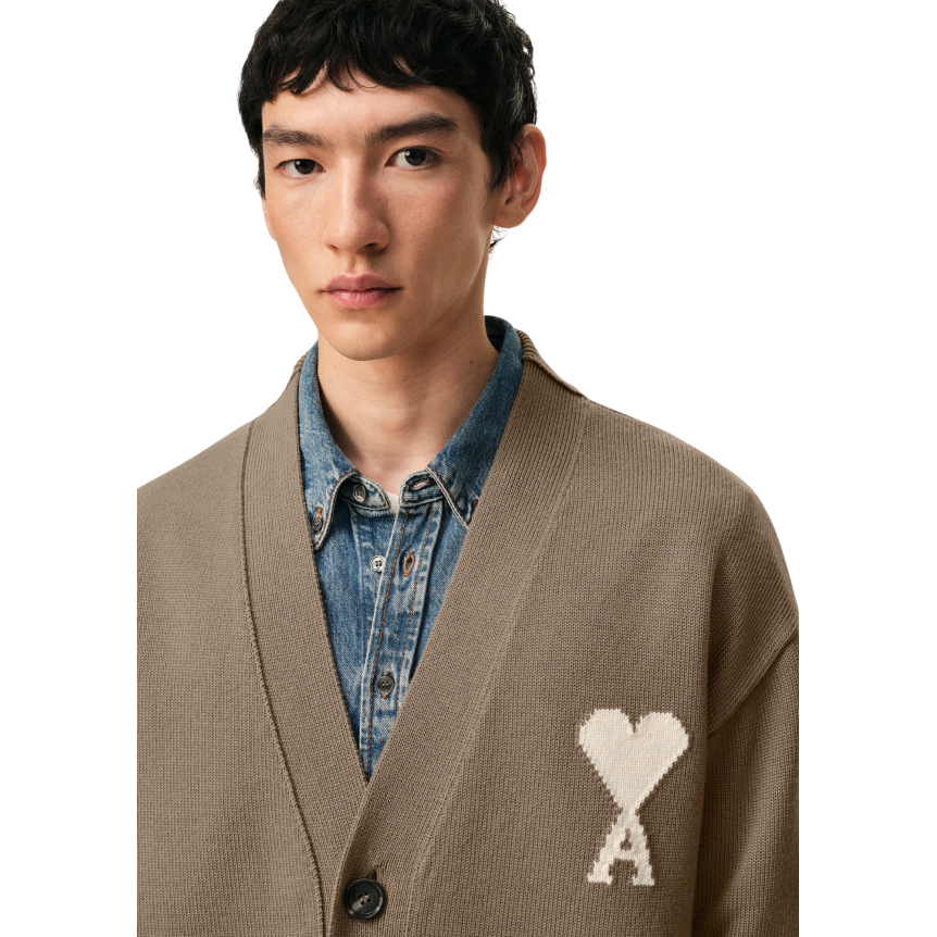Cardigan col V AMI Paris maille laine coton taupe gros cœur blanc