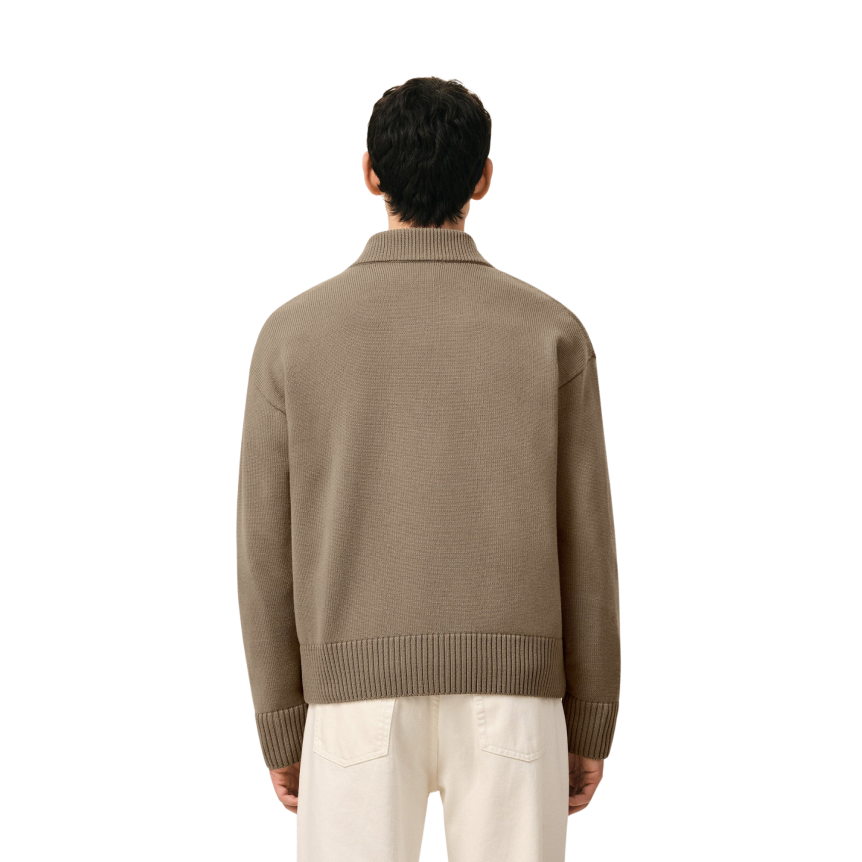 Cardigan col V AMI Paris maille laine coton taupe gros cœur blanc