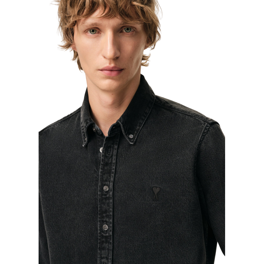 Chemise à col boutonné AMI Paris coton denim noir délavé broderie cœur noir