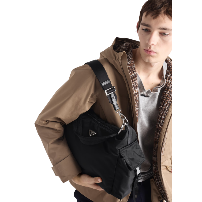 Sac bandoulière PRADA Explore Re-Nylon et cuir noir poches coté logo triangle