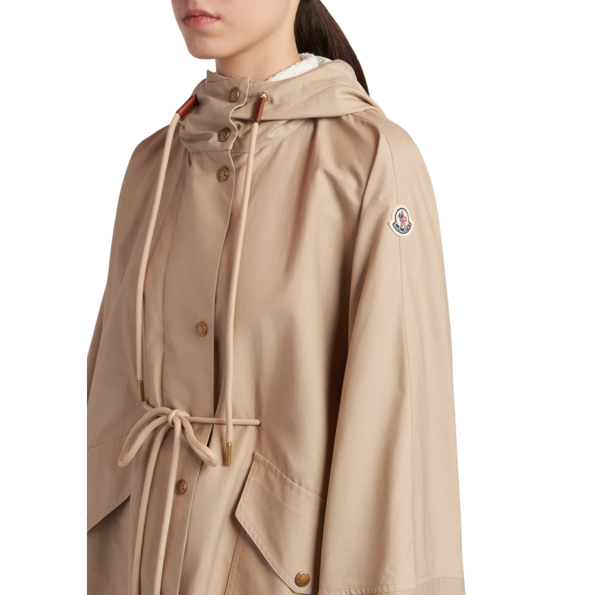 Parka mi longue à capuche MONCLER Brunnera effet cape beige bouton pression cordon taille