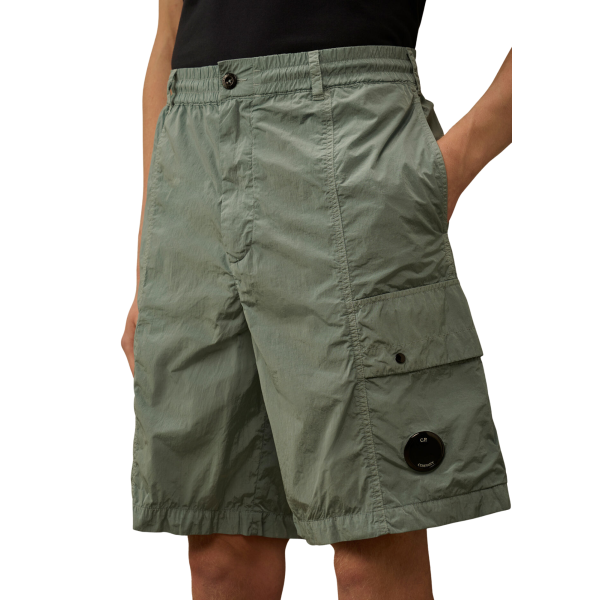 Short cargo carré CP COMPANY nylon Chrome-R bleu ciel lentille poche