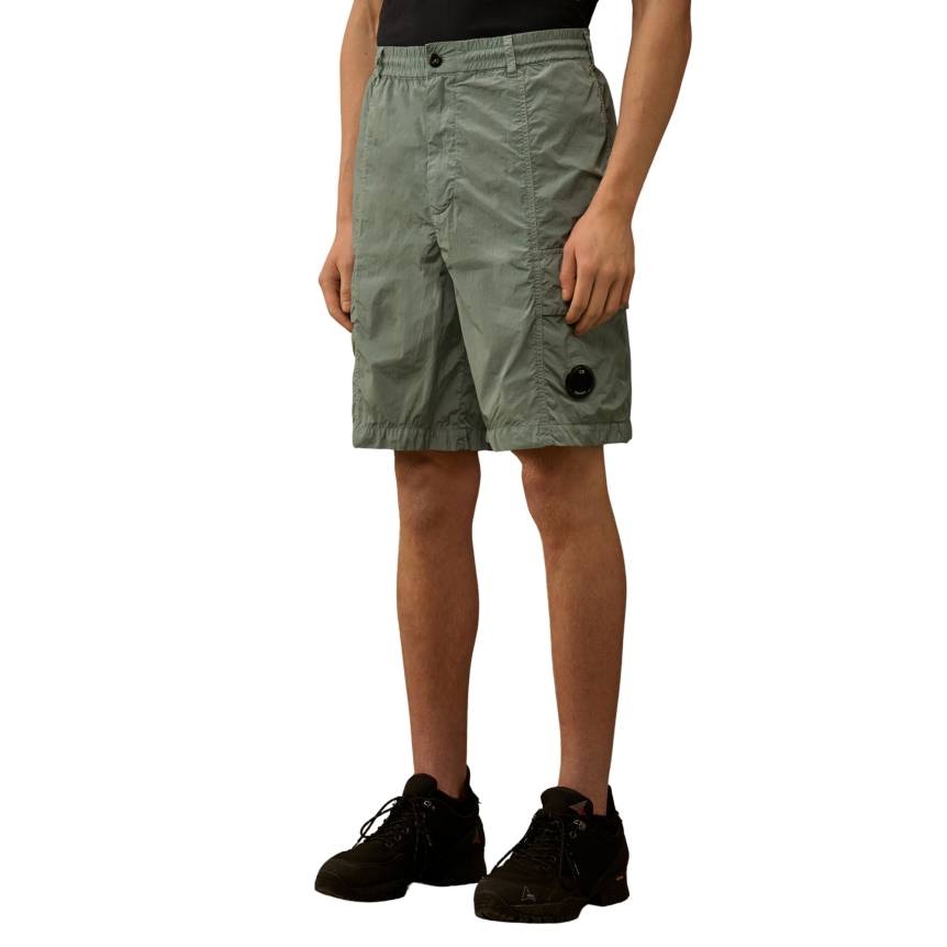 Short cargo carré CP COMPANY nylon Chrome-R bleu ciel lentille poche
