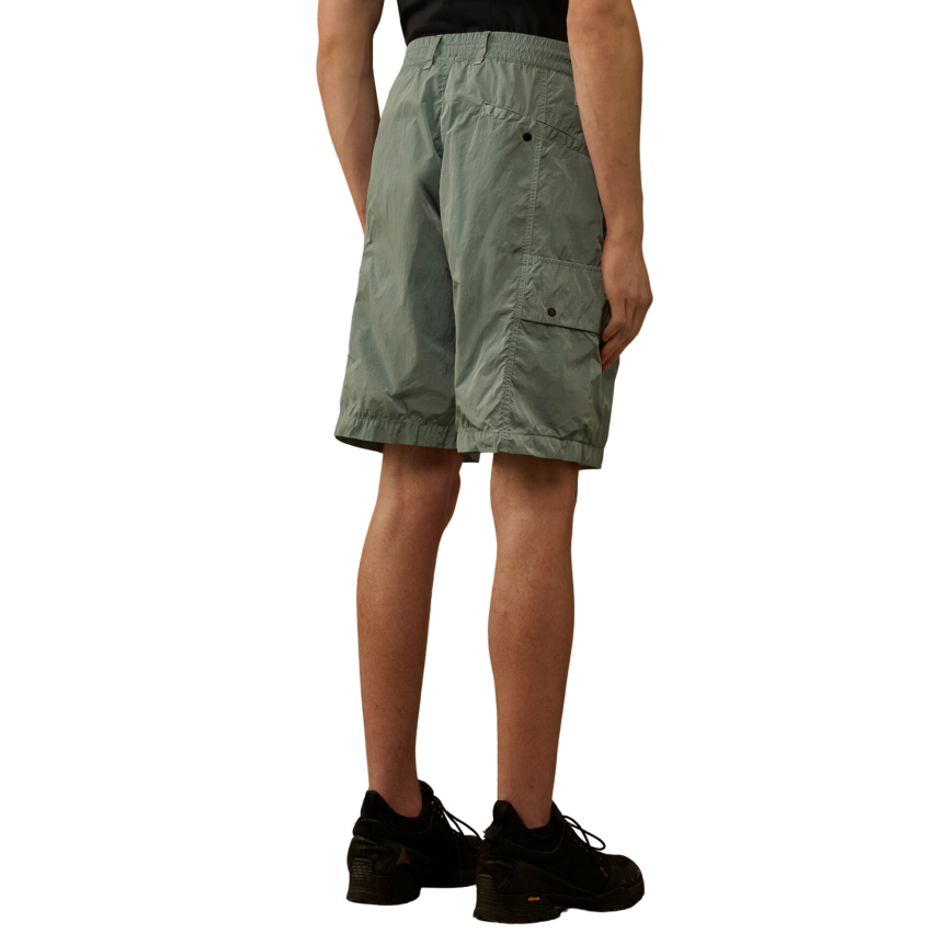 Short cargo carré CP COMPANY nylon Chrome-R bleu ciel lentille poche