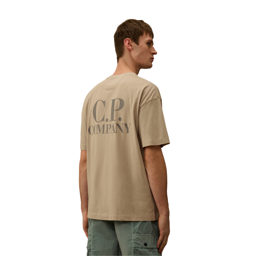 T-shirt col rond manche courte coton gris beige gros logo CP Company dos