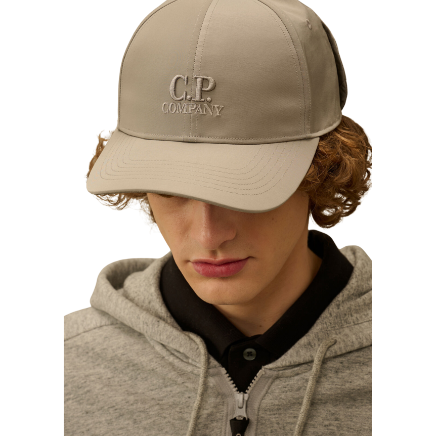 Casquette CP COMPANY nylon Chrome R gris beige lunettes
