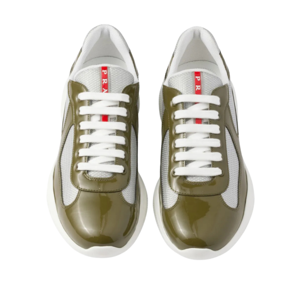Basket basse Sneaker PRADA America’s Cup cuir verni kaki tissu technique