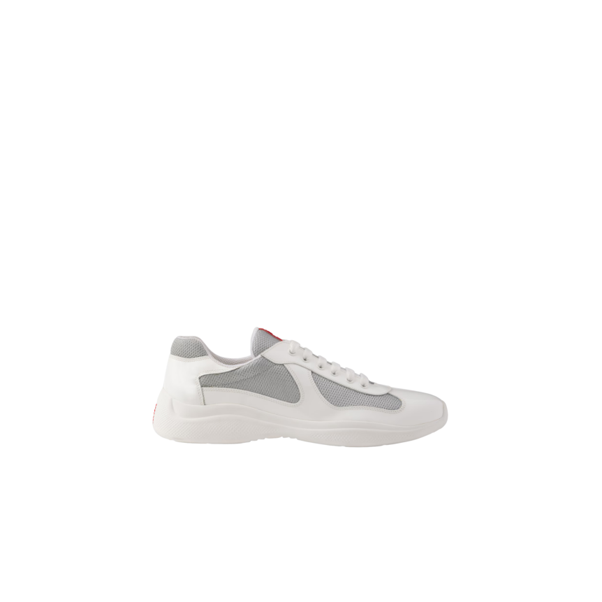 Basket basse Sneaker PRADA America’s Cup cuir verni blanc tissu technique gris