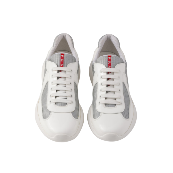Basket basse Sneaker PRADA America’s Cup cuir verni blanc tissu technique gris