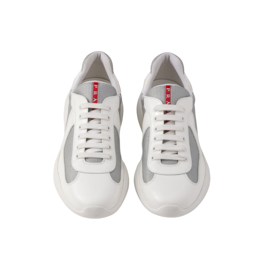 Basket basse Sneaker PRADA America’s Cup cuir verni blanc tissu technique gris