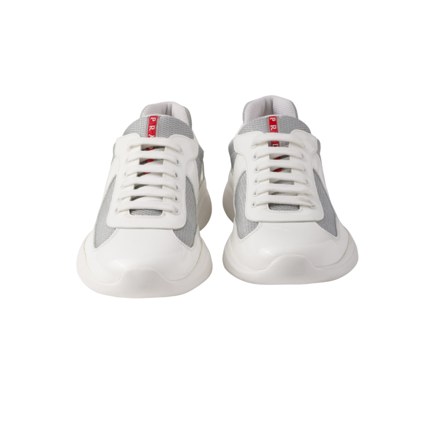 Basket basse Sneaker PRADA America’s Cup cuir verni blanc tissu technique gris