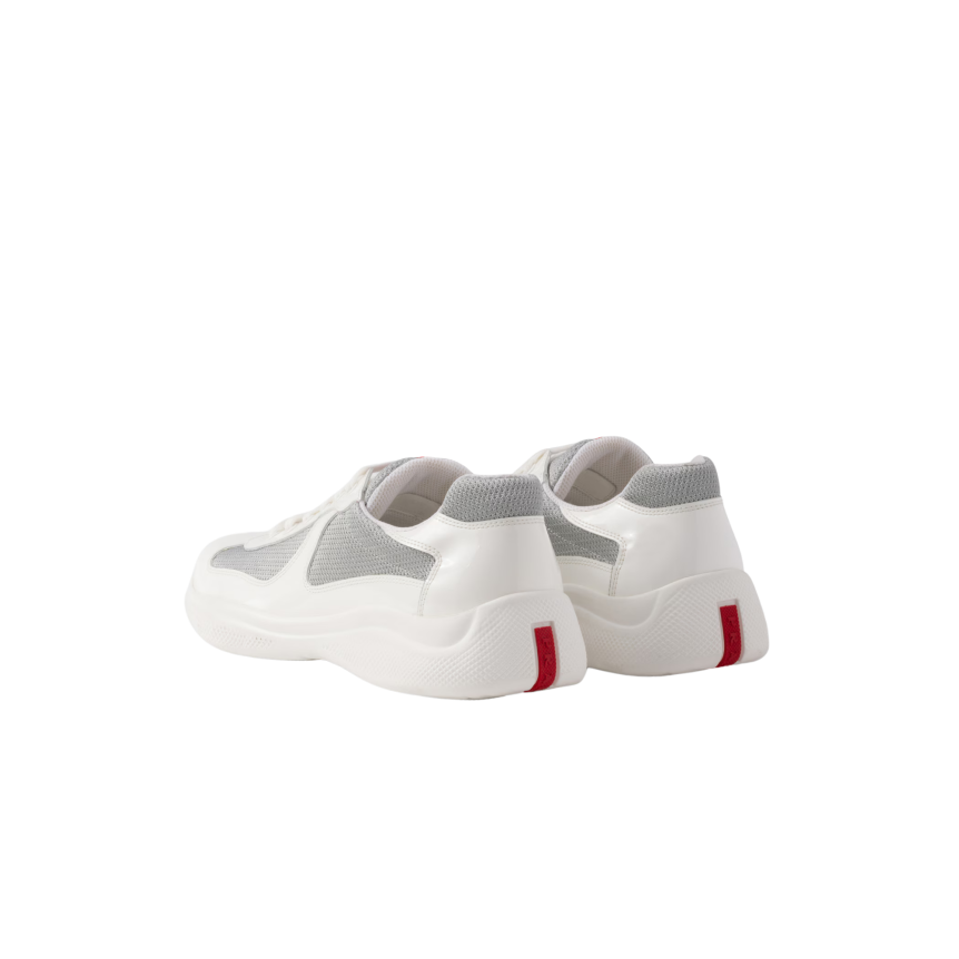 Basket basse Sneaker PRADA America’s Cup cuir verni blanc tissu technique gris
