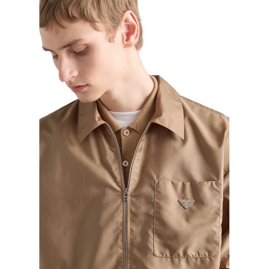 Chemise zippée PRADA à col Re nylon beige triangle métal émail poitrine