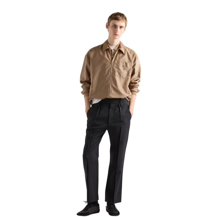 Chemise zippée PRADA à col Re nylon beige triangle métal émail poitrine
