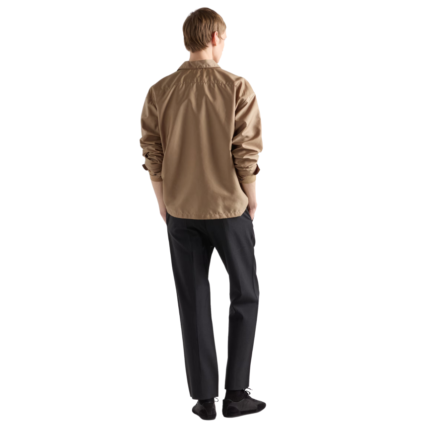 Chemise zippée PRADA à col Re nylon beige triangle métal émail poitrine