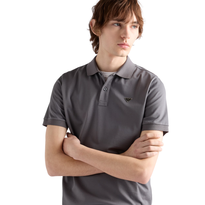 Polo manche courte PRADA piqué de coton gris triangle métal poitrine