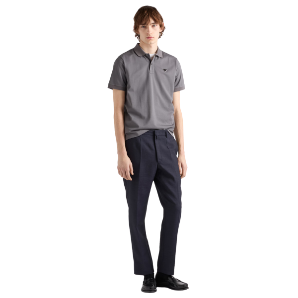 Polo manche courte PRADA piqué de coton gris triangle métal poitrine
