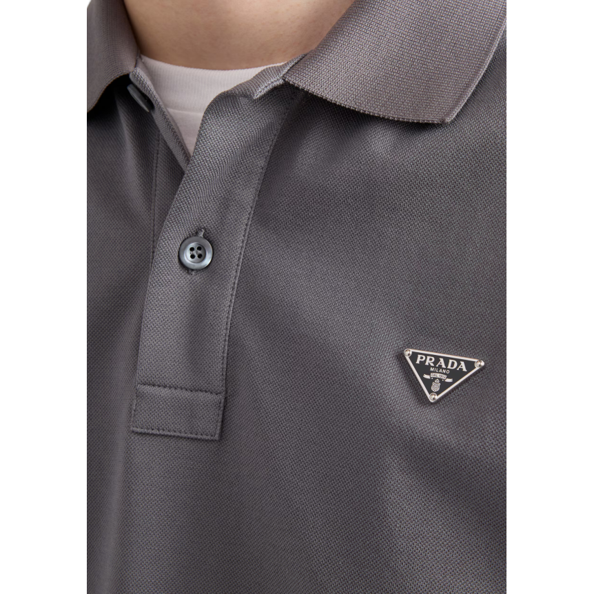 Polo manche courte PRADA piqué de coton gris triangle métal poitrine
