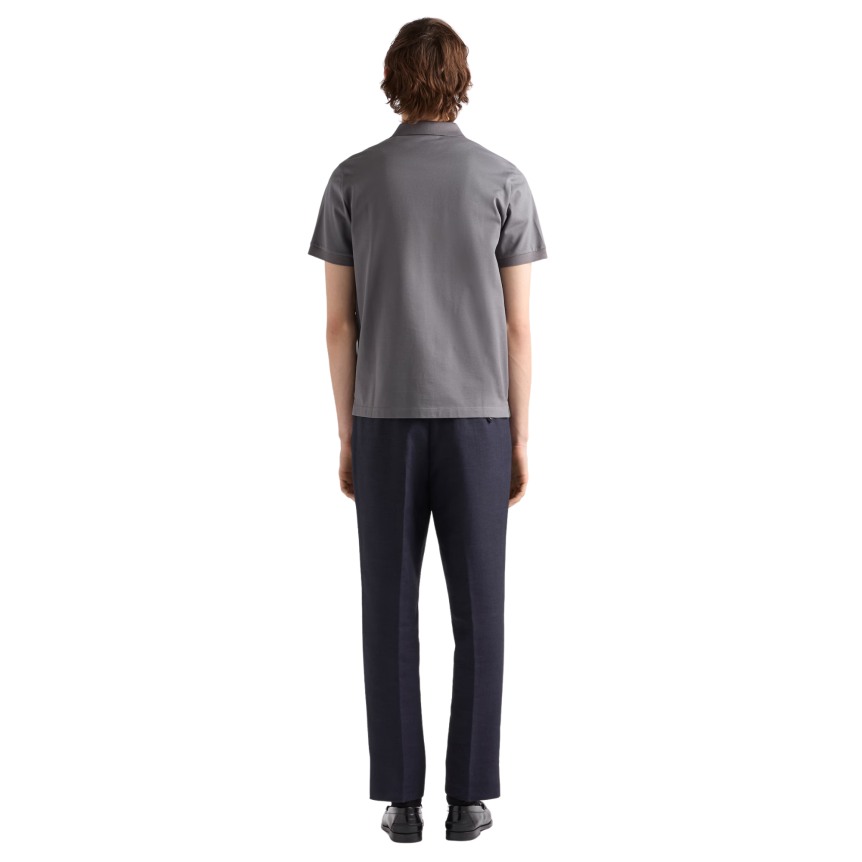 Polo manche courte PRADA piqué de coton gris triangle métal poitrine