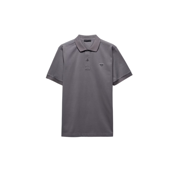 Polo manche courte PRADA piqué de coton gris triangle métal poitrine