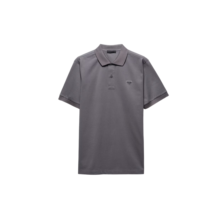 Polo manche courte PRADA piqué de coton gris triangle métal poitrine