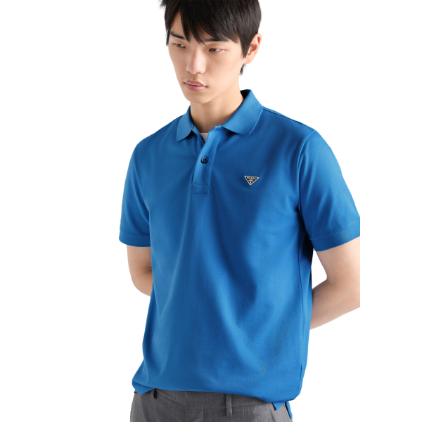 Polo manche courte PRADA piqué de coton bleu triangle métal poitrine