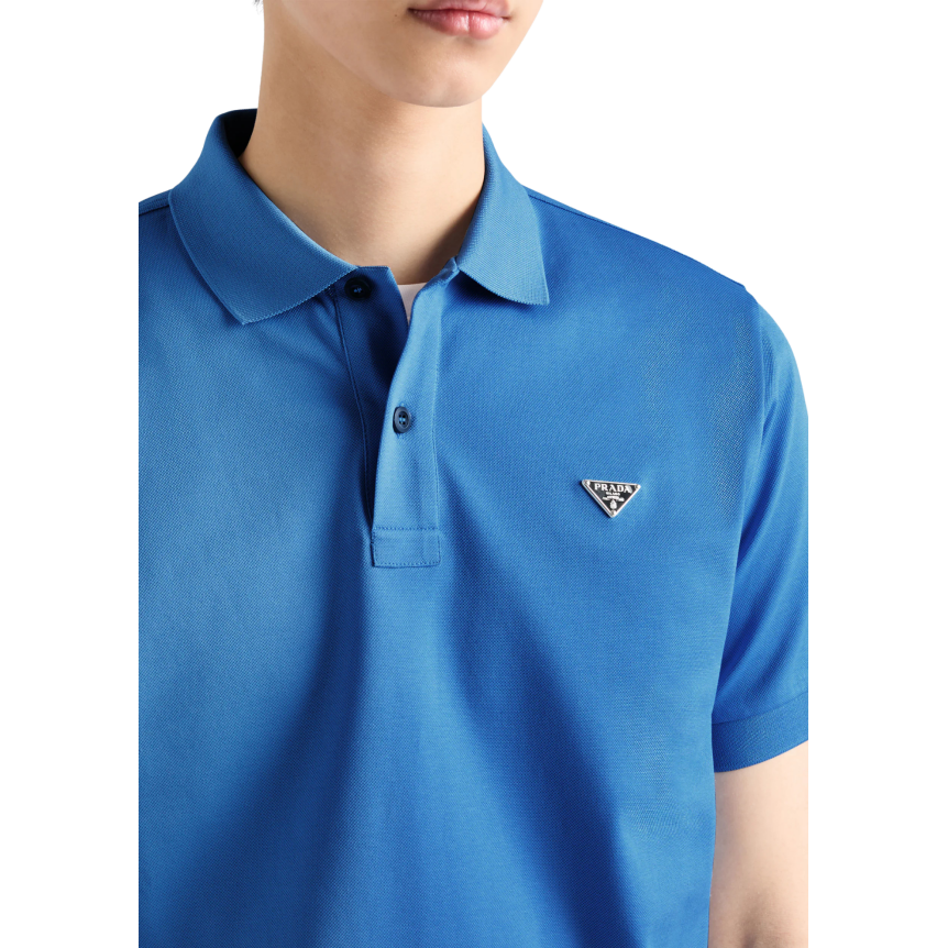 Polo manche courte PRADA piqué de coton bleu triangle métal poitrine