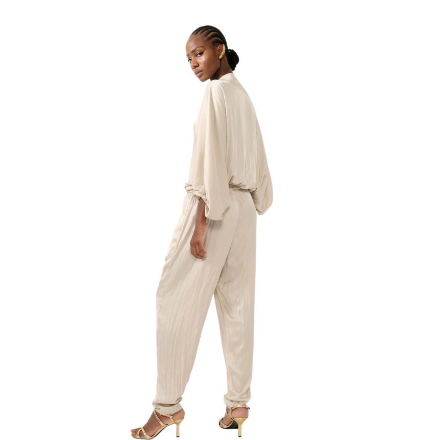 Combinaison BARBARA BUI col V pantalon satin froissé beige