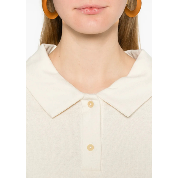 Pull court KHAITE Jasna col polo soie écru bouloche bouton