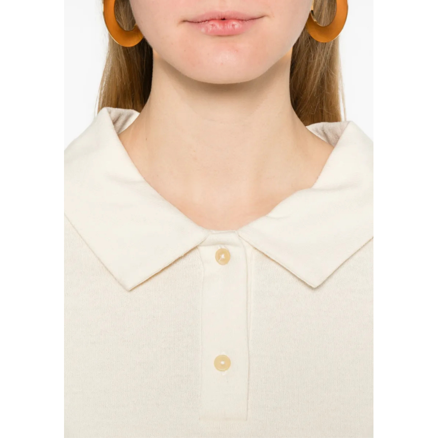 Pull court KHAITE Jasna col polo soie écru bouloche bouton