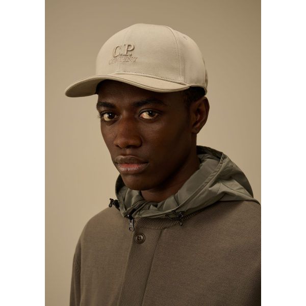 Casquette CP COMPANY en gabardine de coton gris beige broderie logo