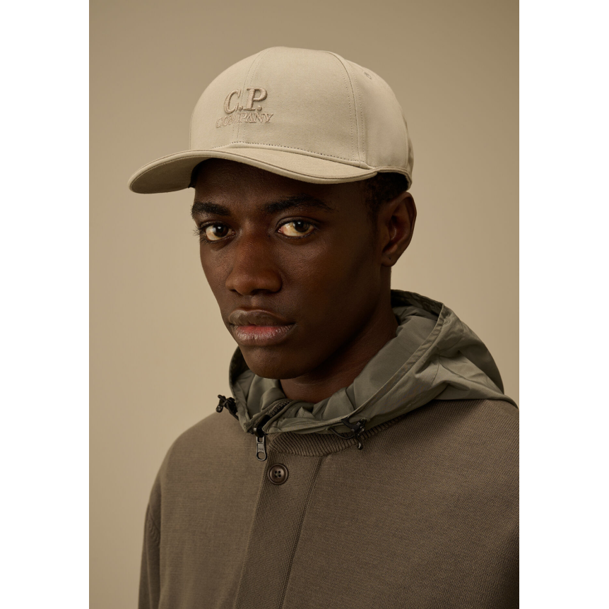 Casquette CP COMPANY en gabardine de coton gris beige broderie logo