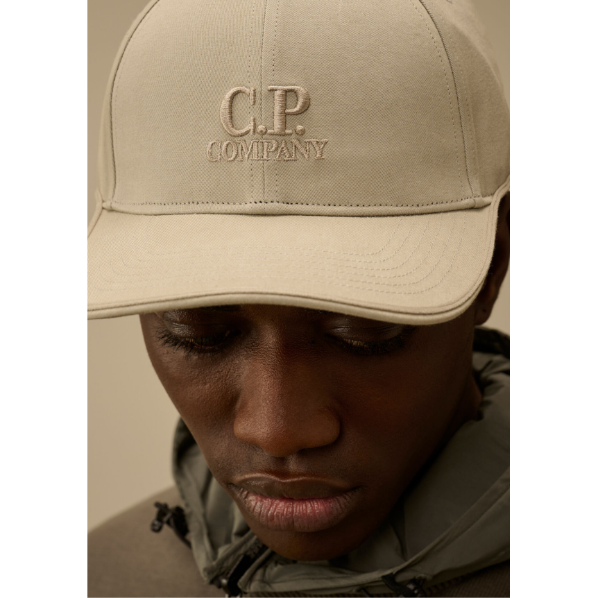 Casquette CP COMPANY en gabardine de coton gris beige broderie logo