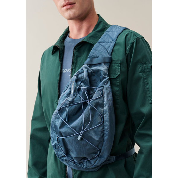 Sac bandoulière banane CP COMPANY satin Nylon B brillant bleu poche filet