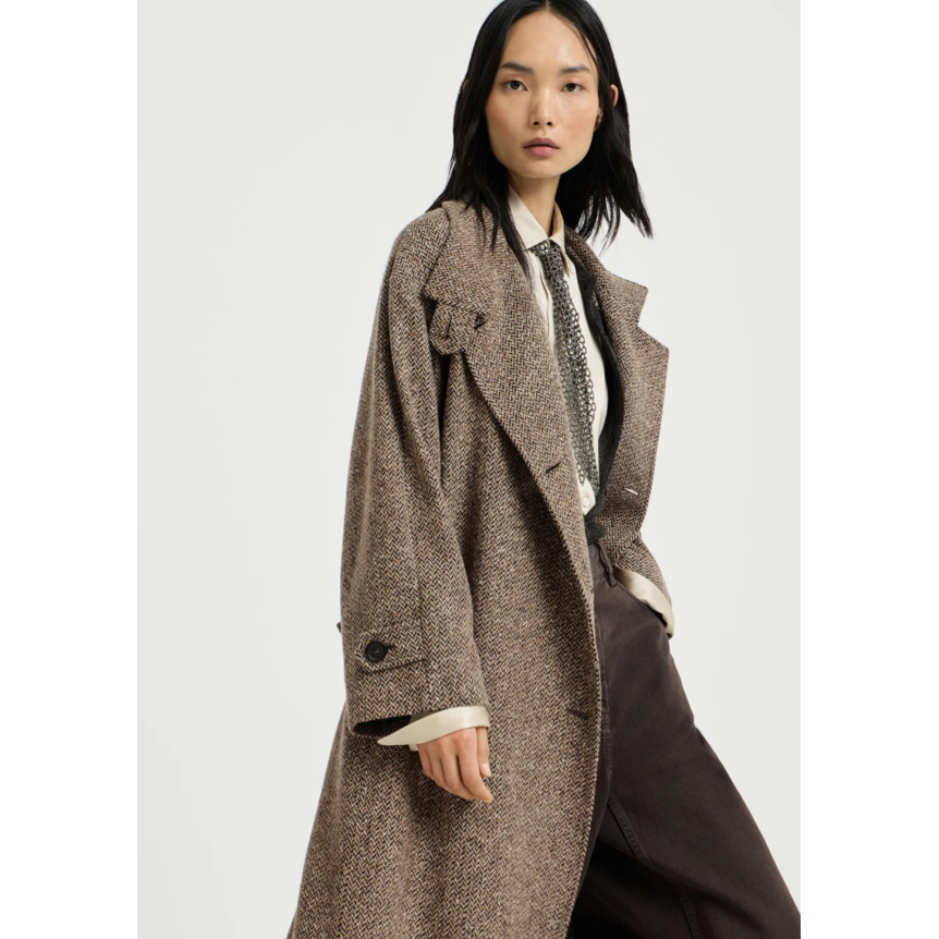 Manteau long en laine vierge brillante motif chevrons marron avec ceinture et décoration Monile
