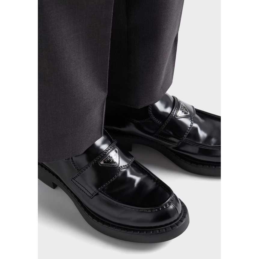 Mocassin PRADA Chocolate en cuir de veau brossé noir logo triangle email