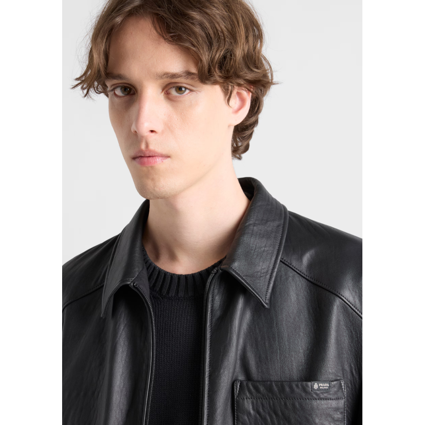 Blouson zippé PRADA en cuir d'agneau nappa noir col chemise etiquette logo