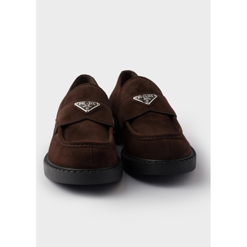 Mocassin PRADA en cuir de veau velours chocolat logo triangle email