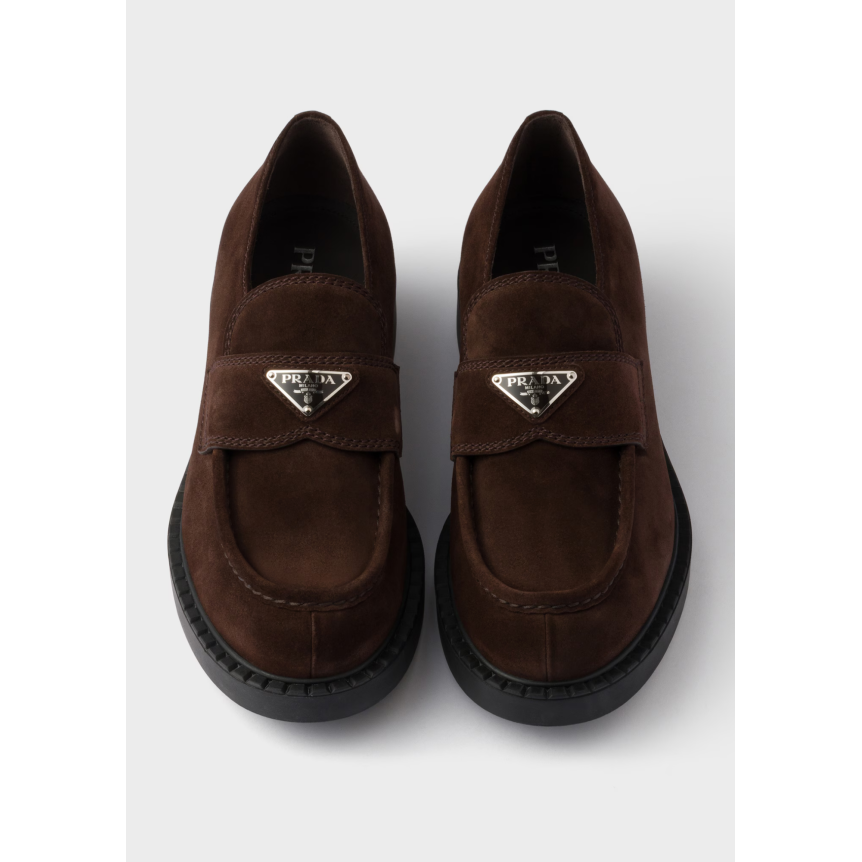 Mocassin PRADA en cuir de veau velours chocolat logo triangle email
