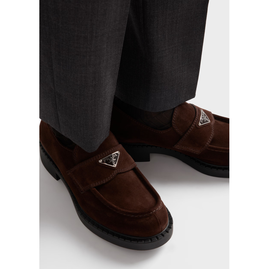 Mocassin PRADA en cuir de veau velours chocolat logo triangle email