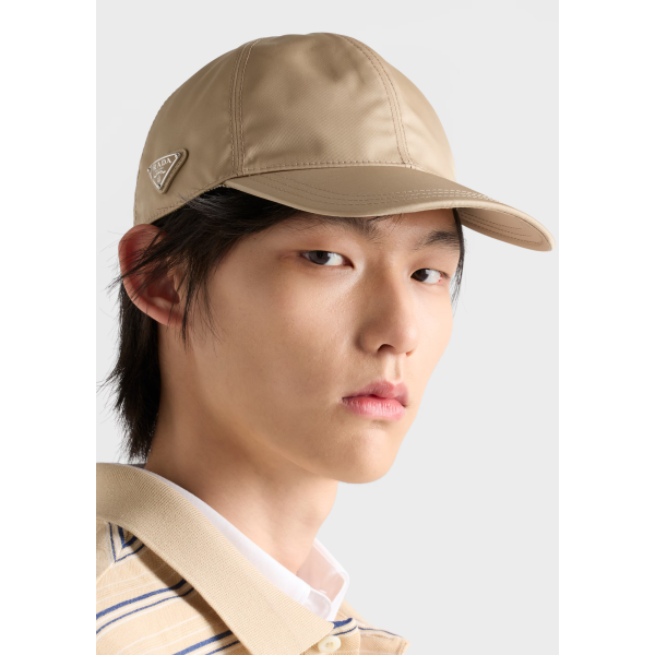 Casquette de baseball PRADA en Re Nylon camel logo triangle métal émail