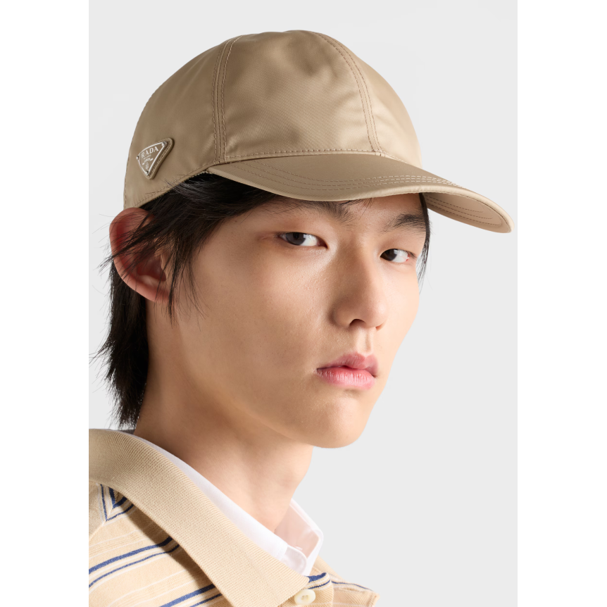 Casquette de baseball PRADA en Re Nylon camel logo triangle métal émail