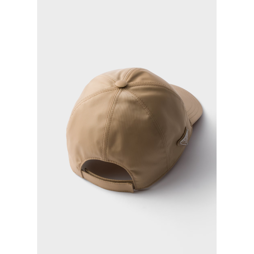 Casquette de baseball PRADA en Re Nylon camel logo triangle métal émail