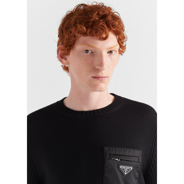Pull col rond laine PRADA poche poitrine Re nylon noir logo triangle métal émail