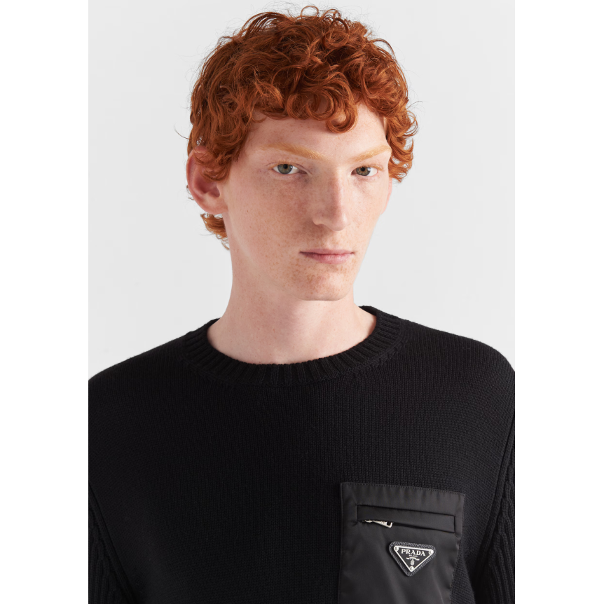 Pull col rond laine PRADA poche poitrine Re nylon noir logo triangle métal émail