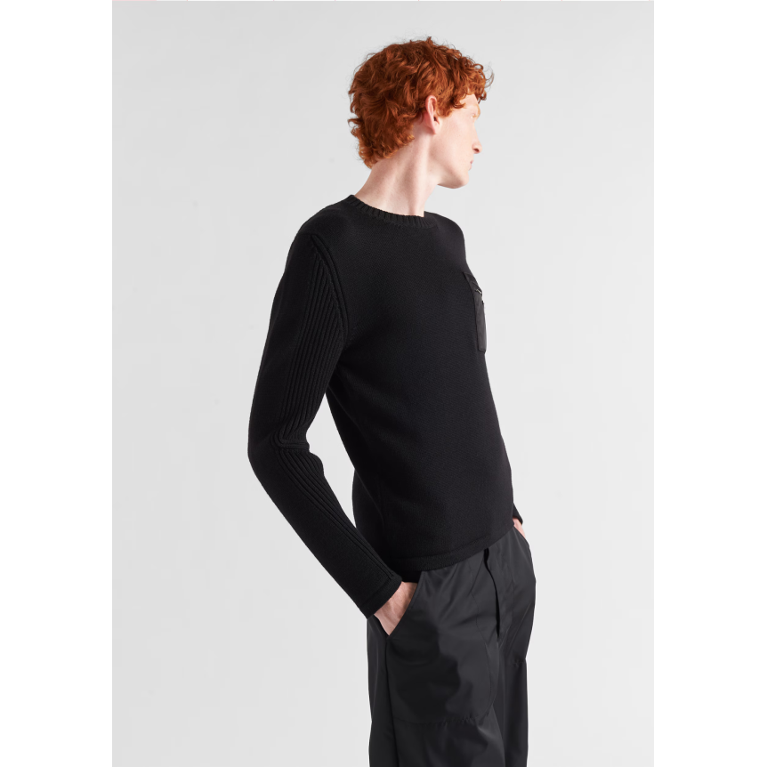 Pull col rond laine PRADA poche poitrine Re nylon noir logo triangle métal émail