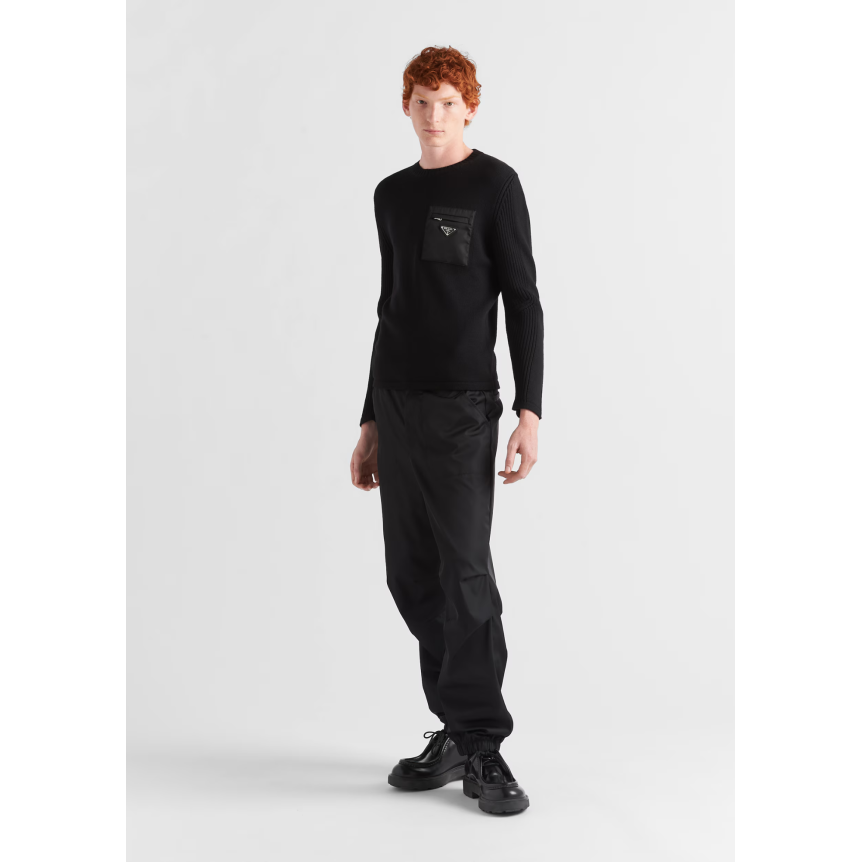 Pull col rond laine PRADA poche poitrine Re nylon noir logo triangle métal émail